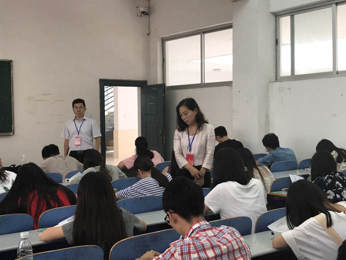 说明: 图片包含 人员, 室内, 墙壁, 群组已生成极高可信度的说明